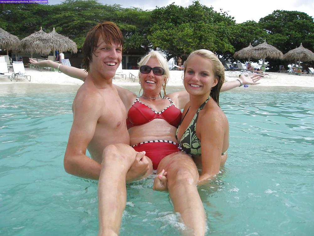Big Tit Moms - SeXXXy MiLFs
