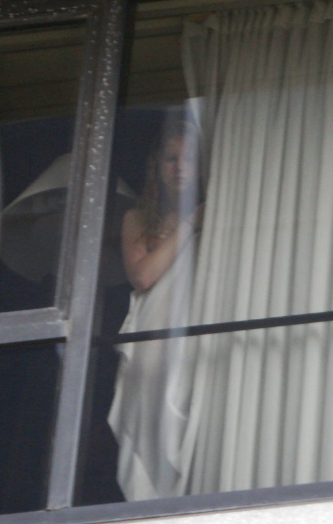 Bellezas en las ventanas
 #12156464