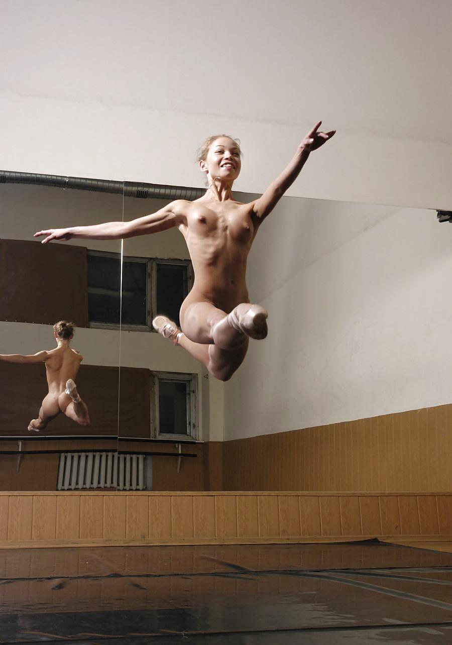 Bailarina de ballet desnuda
 #87446