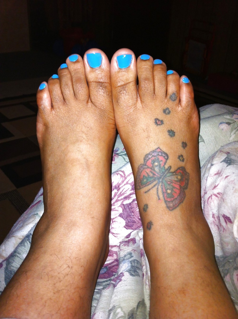 Nuevo azul pintado dedos de los pies de un freind
 #19895054