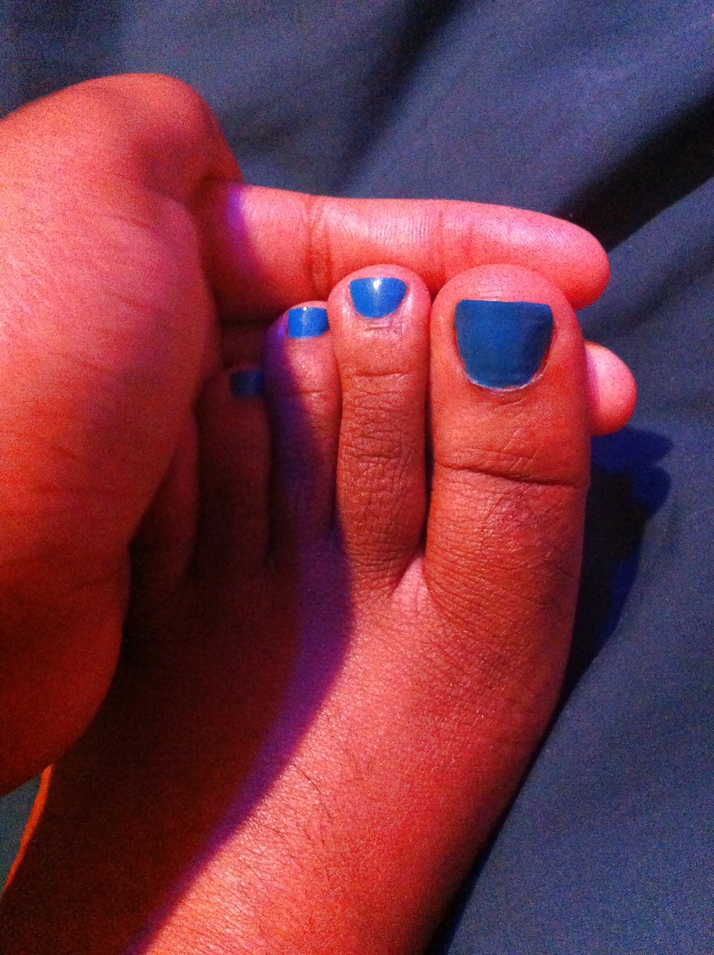 Nuevo azul pintado dedos de los pies de un freind
 #19895071