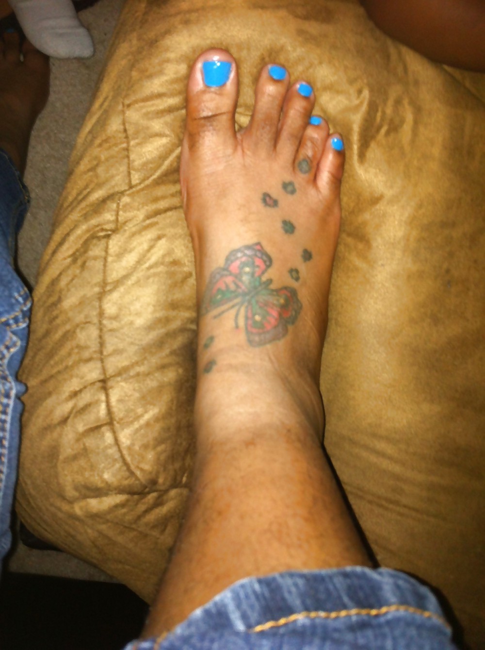 Nuevo azul pintado dedos de los pies de un freind
 #19895112
