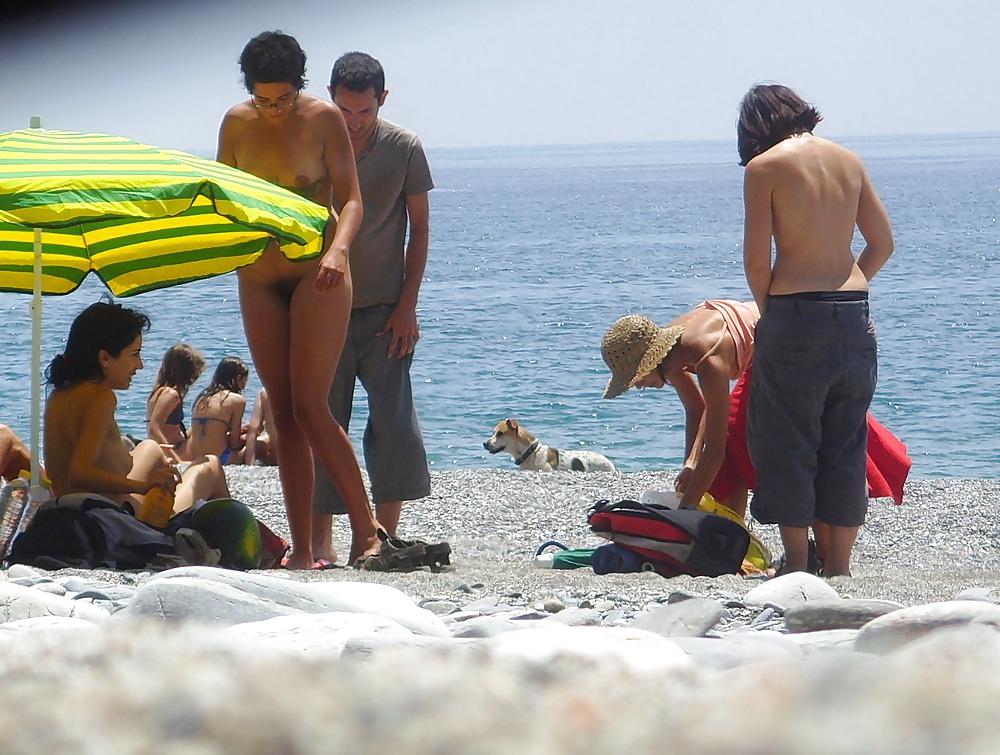Spiaggia spogliarsi, spogliarsi o mettersi nudo 1
 #15890976