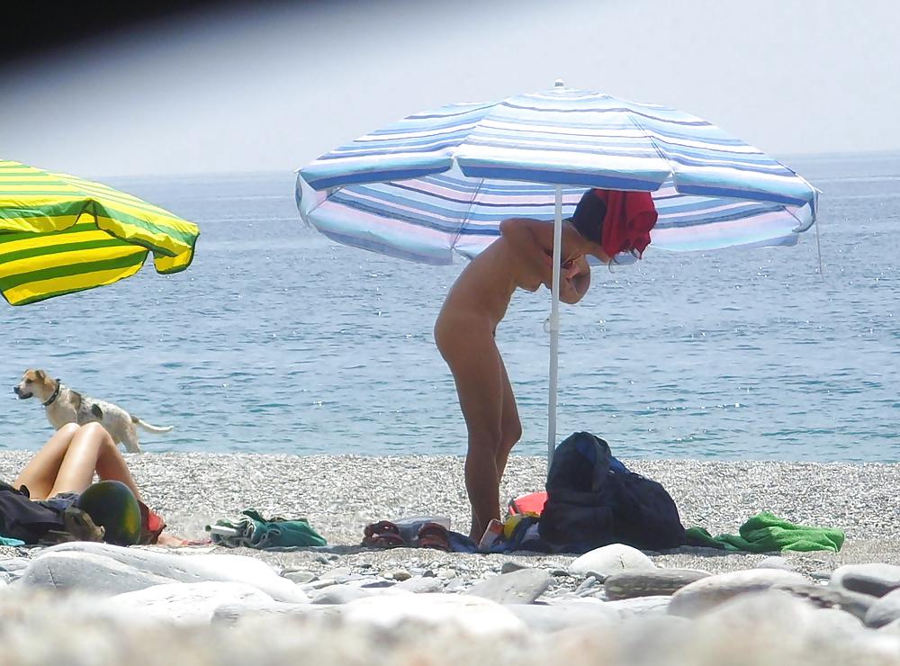 Spiaggia spogliarsi, spogliarsi o mettersi nudo 1
 #15891003