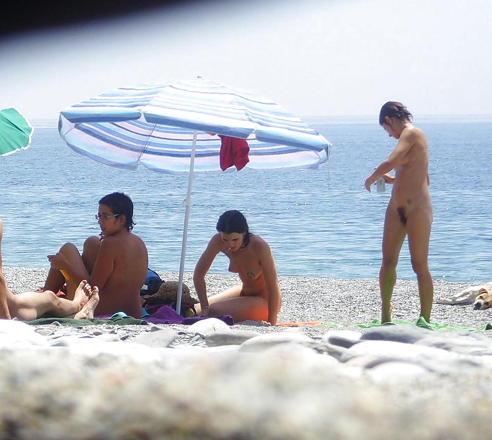 Spiaggia spogliarsi, spogliarsi o mettersi nudo 1
 #15891034