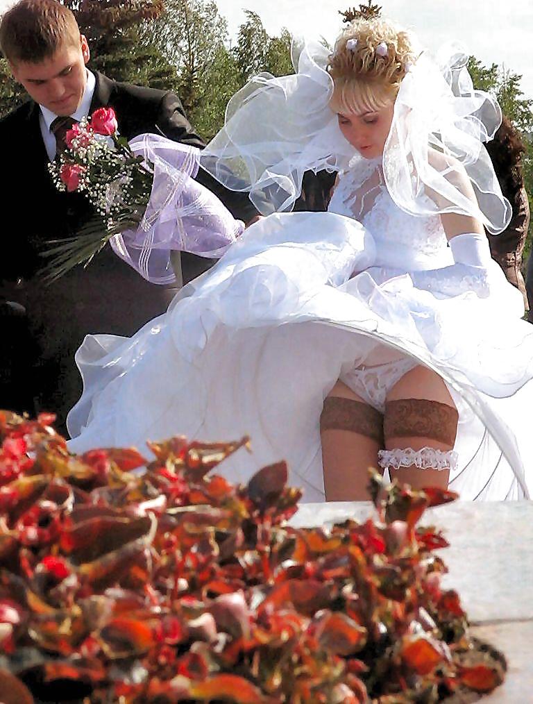 花嫁の結婚式の盗撮は、アップスカートの白いパンティーとブラジャー
 #17887612