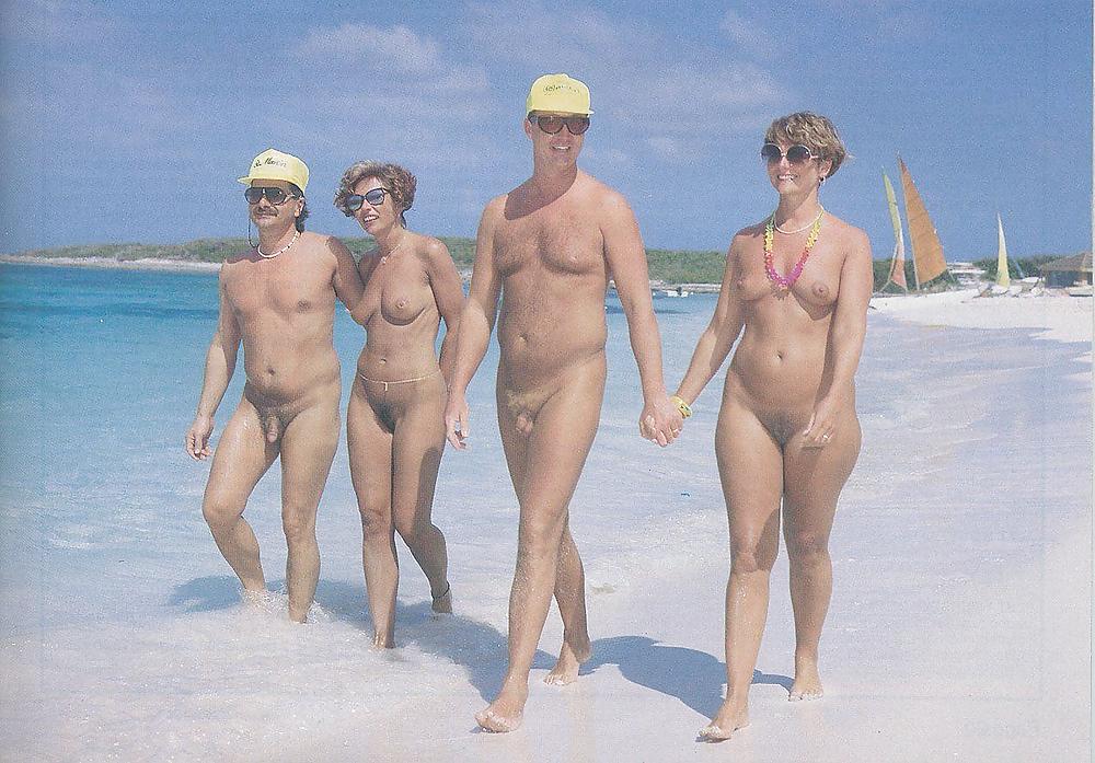 Desnudo en la playa 69.
 #2371101