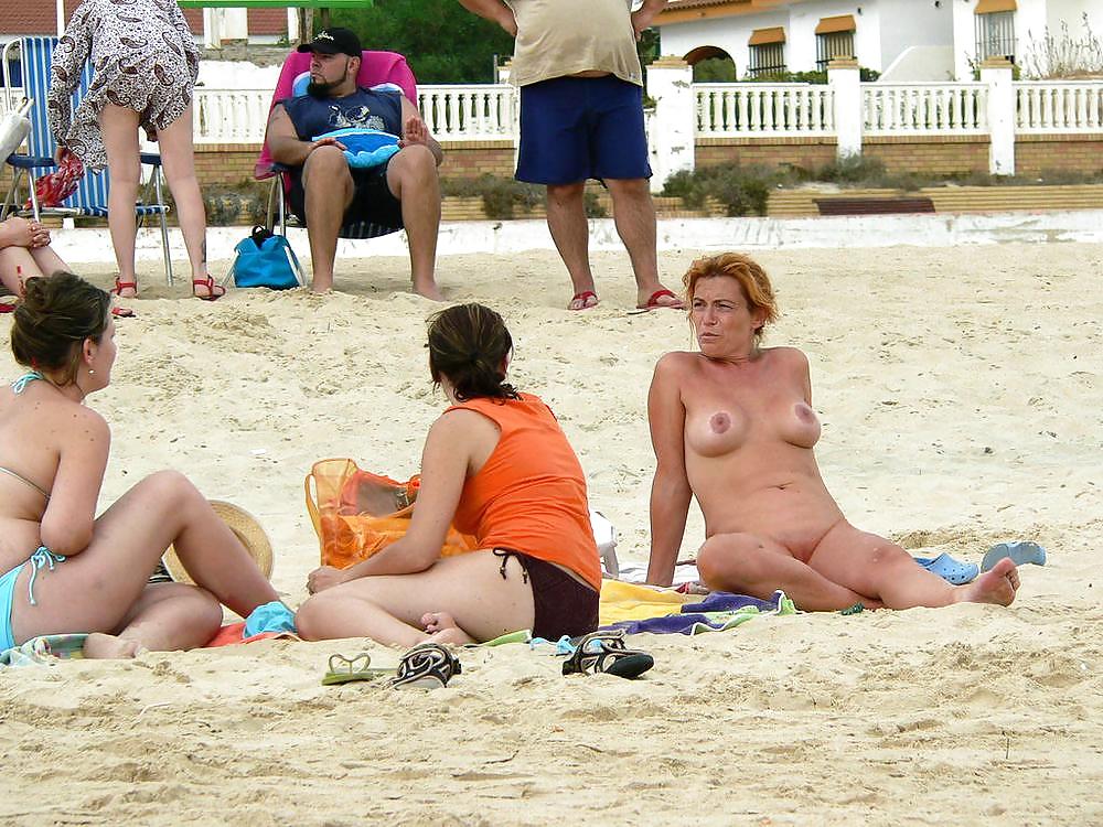 Desnudo en la playa 69.
 #2371135