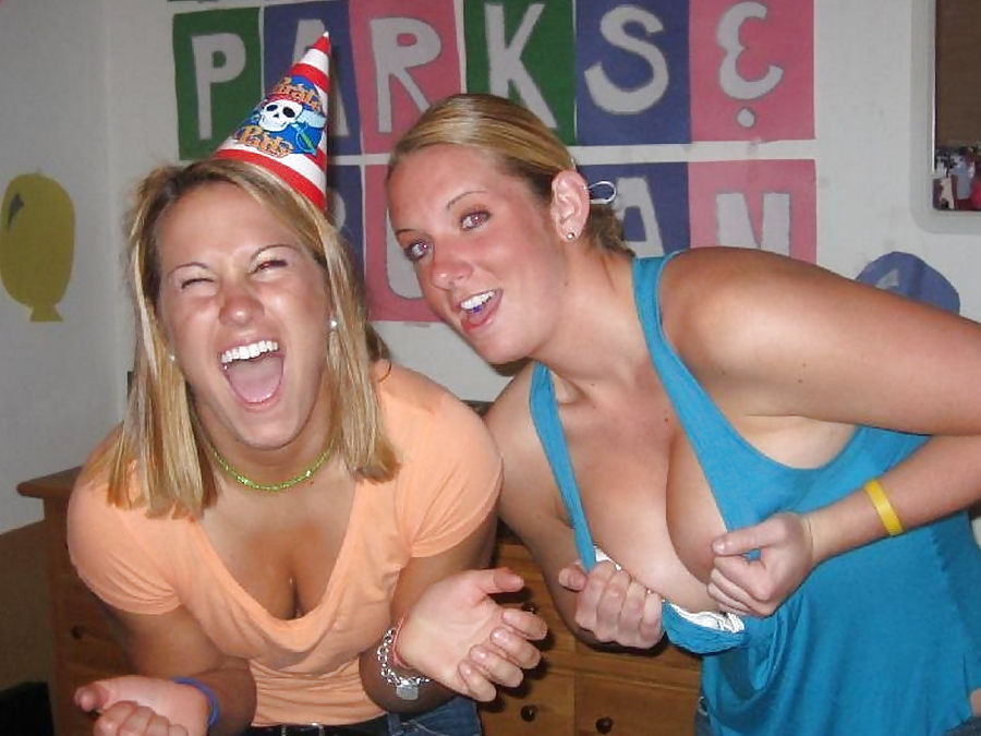 Belle ragazze con la camicetta 4 (festa divertente) di troc
 #9024998