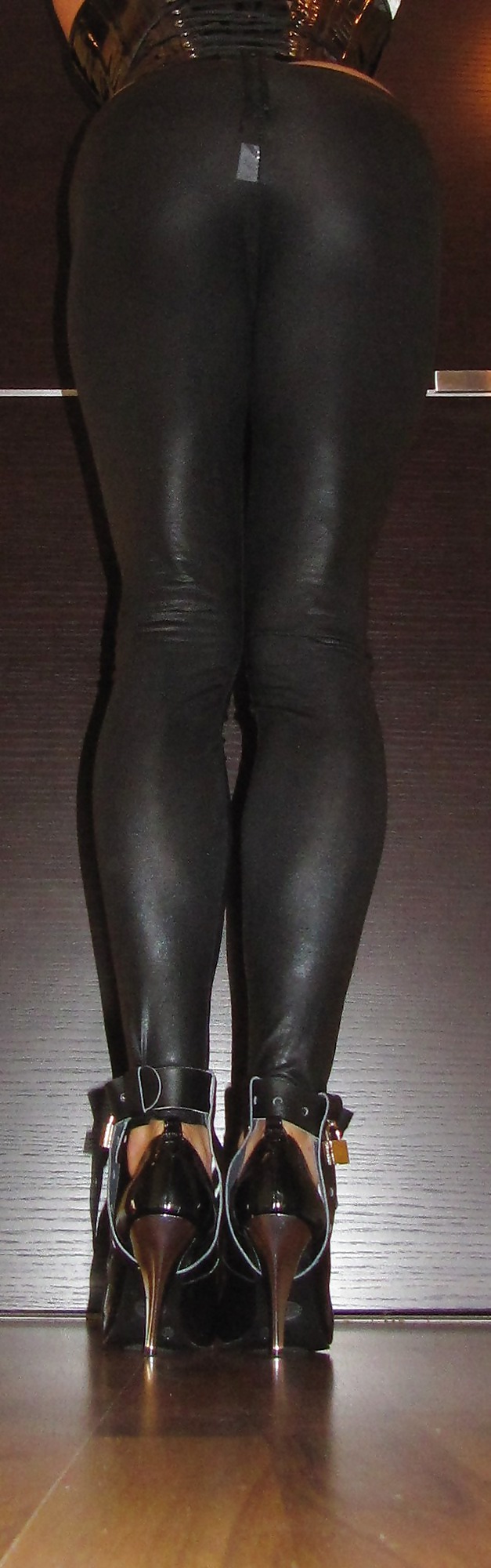 Fuß Folter Mit Erbsen In Den Hohen Absätzen, Leggings Und Korsett #21593871