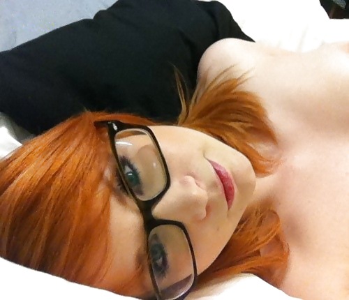Una bella giovane ragazza dai capelli rossi con gli occhiali
 #6808666