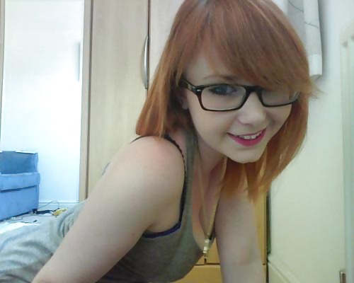 Una bella giovane ragazza dai capelli rossi con gli occhiali
 #6808671