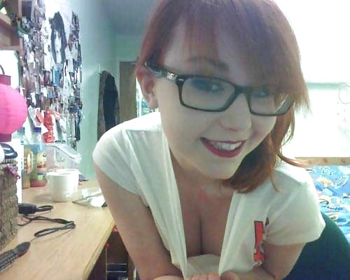 Una bella giovane ragazza dai capelli rossi con gli occhiali
 #6808696