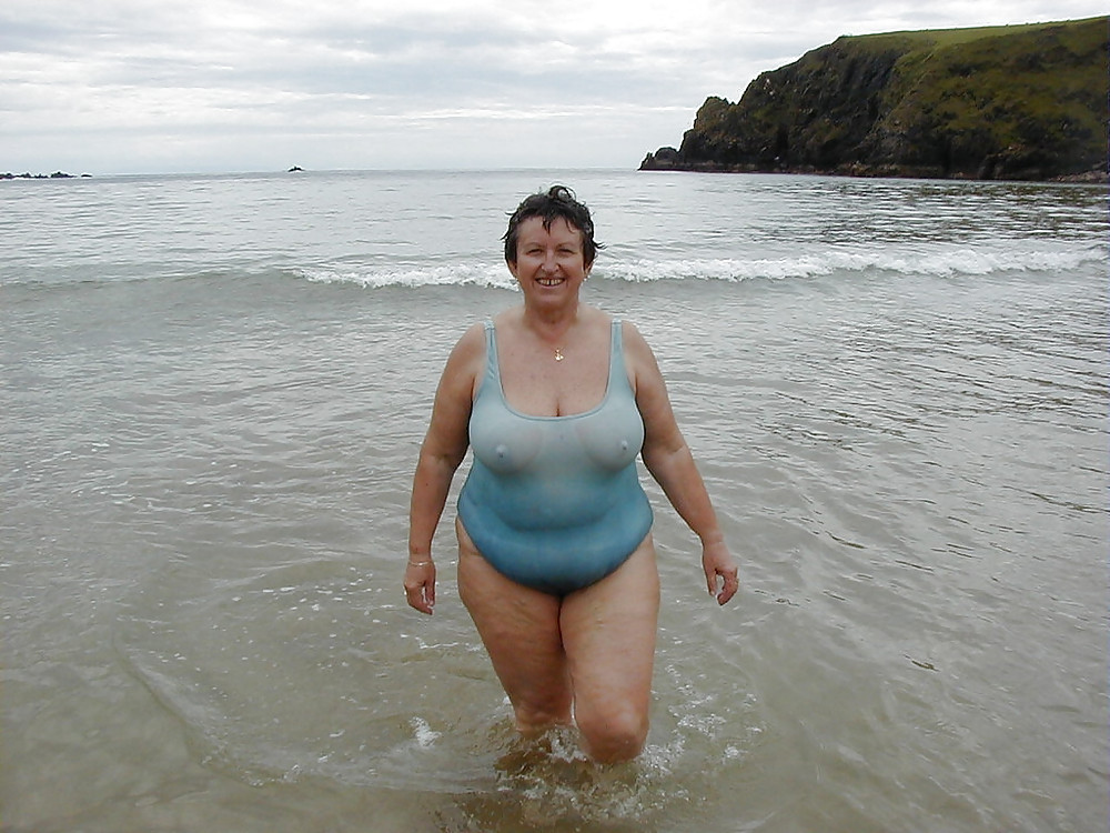 Trajes de baño bikini sujetador bbw madura vestida joven grande enorme
 #4007544