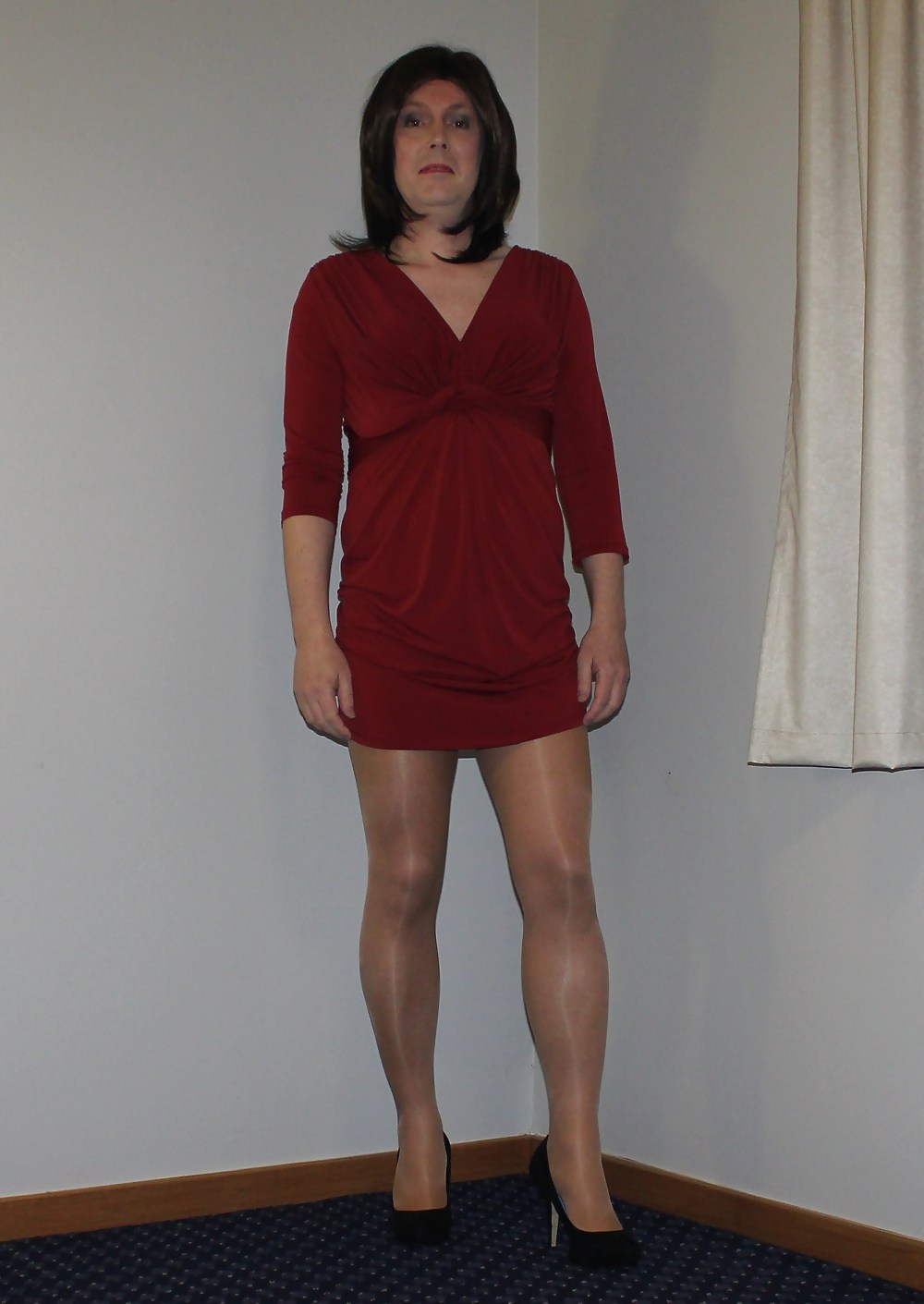 Roten Kleid Und Glänzende Strumpfhosen #17247974