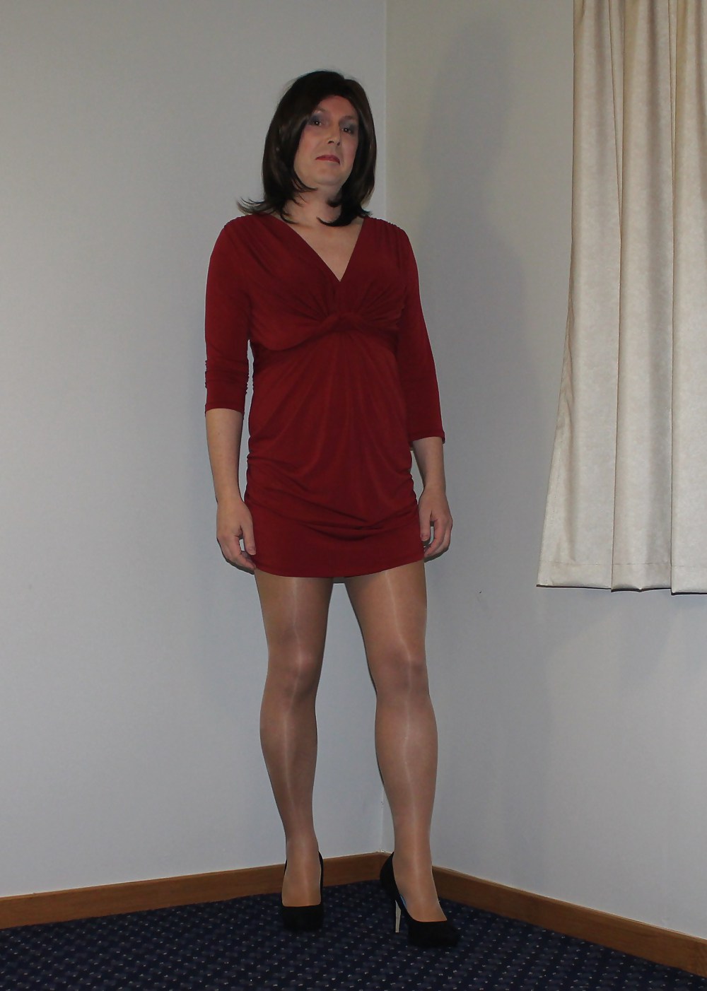 Roten Kleid Und Glänzende Strumpfhosen #17247981