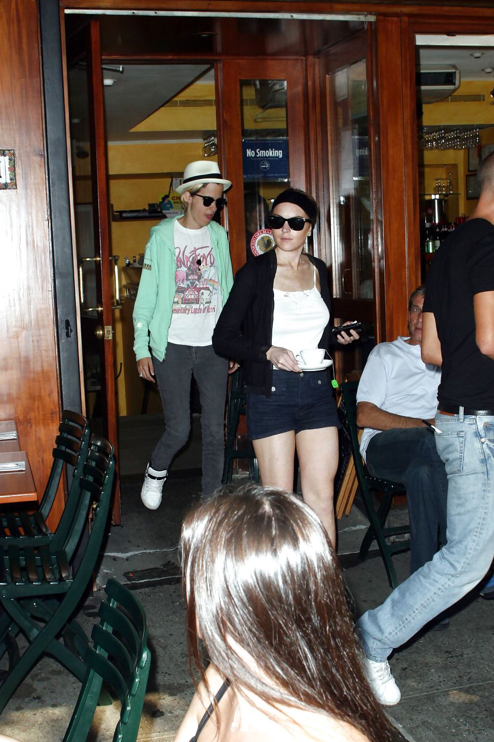 Lindsay Lohan con le gambe che fuma una sigaretta in pantaloncini di jeans
 #3646986