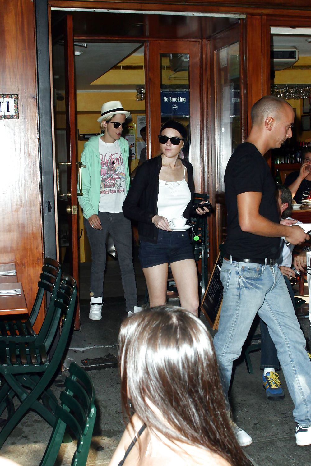 Lindsay Lohan con le gambe che fuma una sigaretta in pantaloncini di jeans
 #3646995