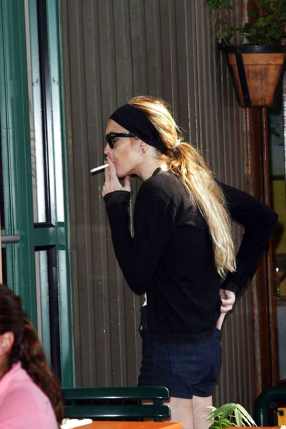 Lindsay Lohan is leggy smoking a cigarette in denim shorts #3647044