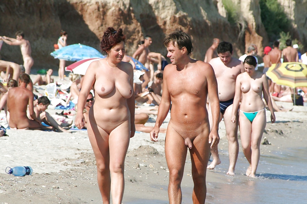 Filles Avec De Gros Seins à La Plage #22344938