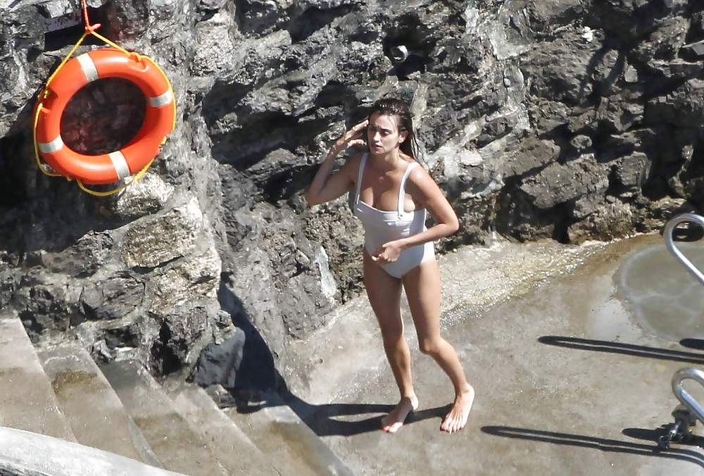 Penelope Cruz relaxing by the pool in a swimsuit #7586466