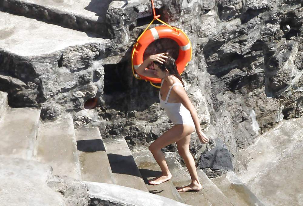 Penelope Cruz relaxing by the pool in a swimsuit #7586481