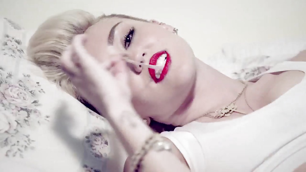 Miley CyrusのWe Can't Stopミュージックビデオのスクリーンショット
 #19172847