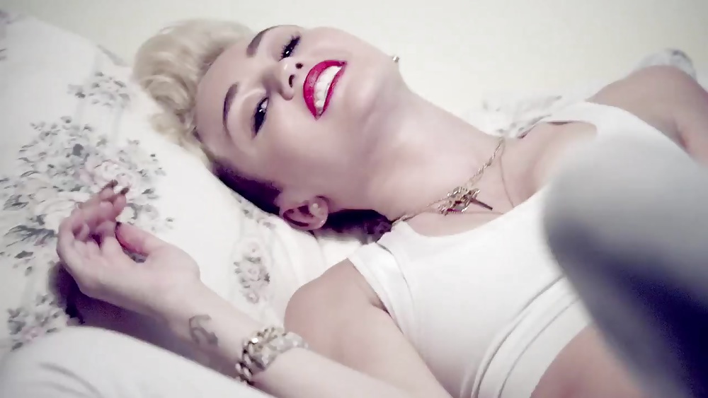 Miley CyrusのWe Can't Stopミュージックビデオのスクリーンショット
 #19172857
