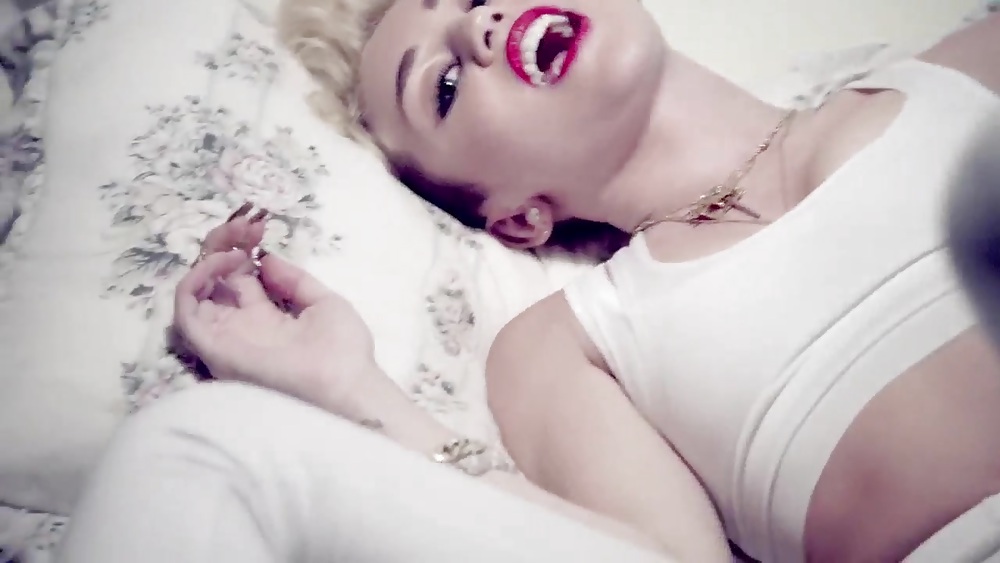 Screenshot da we cant stop music video di miley cyrus
 #19172862