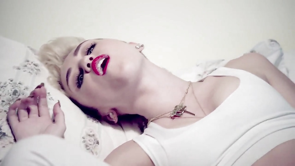 Miley CyrusのWe Can't Stopミュージックビデオのスクリーンショット
 #19172877