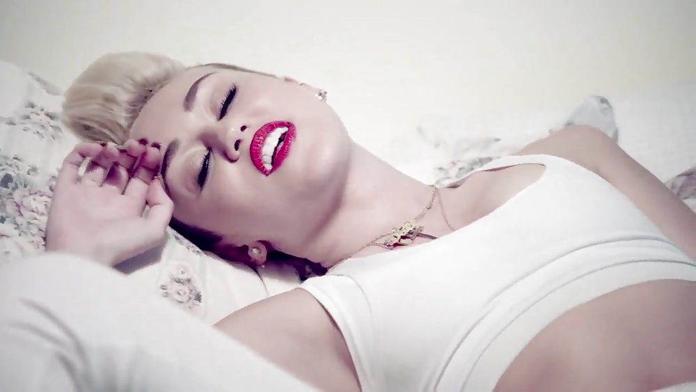 Screenshot da we cant stop music video di miley cyrus
 #19172890