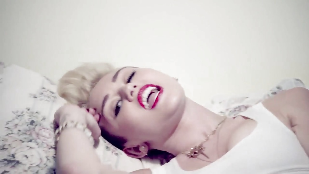 Miley CyrusのWe Can't Stopミュージックビデオのスクリーンショット
 #19172971