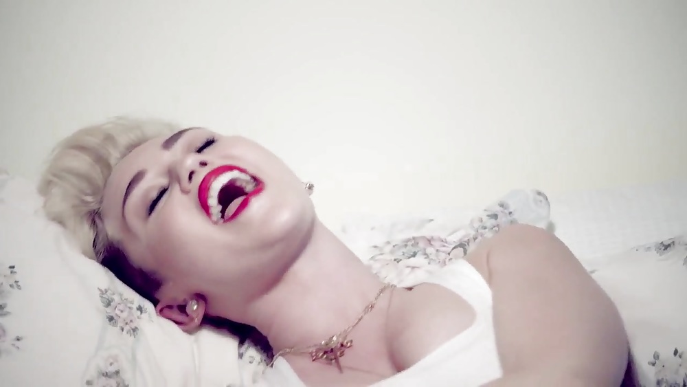 Miley CyrusのWe Can't Stopミュージックビデオのスクリーンショット
 #19173018