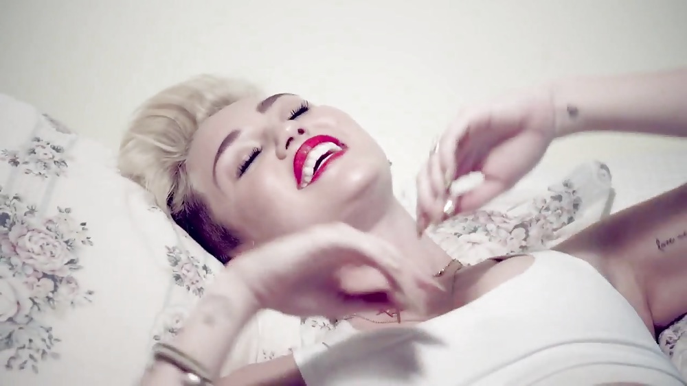 Miley CyrusのWe Can't Stopミュージックビデオのスクリーンショット
 #19173025