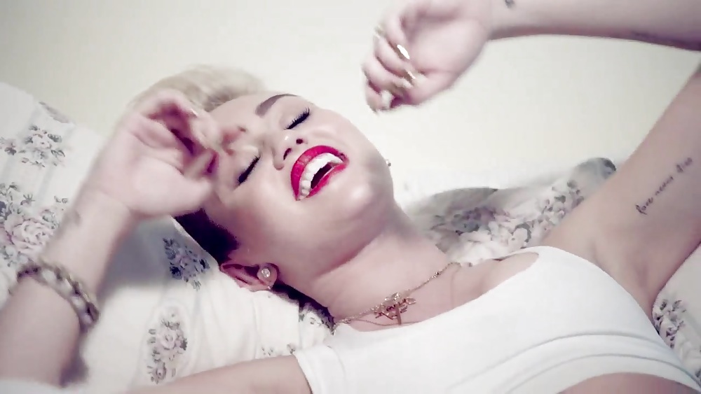 Capturas de pantalla del video musical we cant stop de miley cyrus
 #19173032