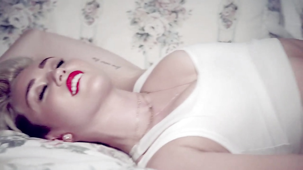 Screenshot da we cant stop music video di miley cyrus
 #19173056