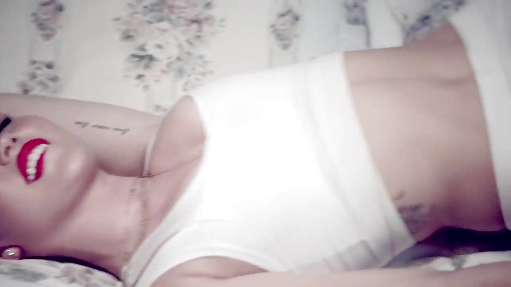 Screenshot da we cant stop music video di miley cyrus
 #19173063