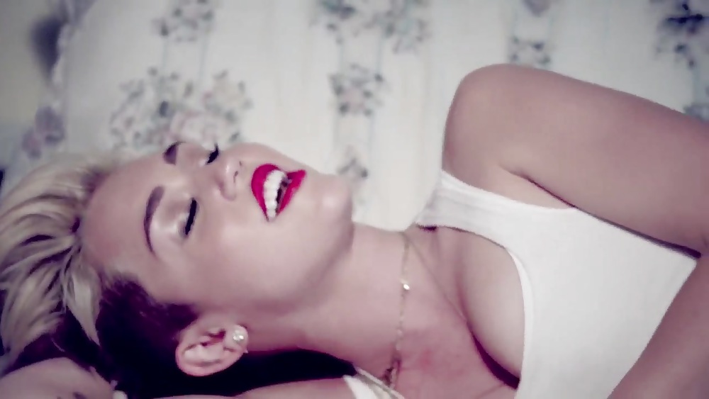 Miley CyrusのWe Can't Stopミュージックビデオのスクリーンショット
 #19173075