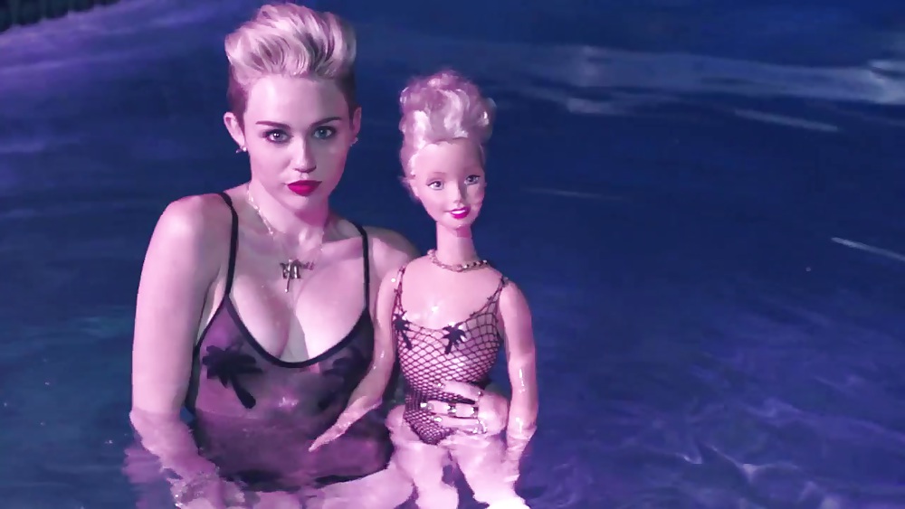 Miley CyrusのWe Can't Stopミュージックビデオのスクリーンショット
 #19173082