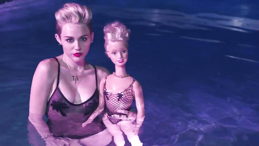 Miley CyrusのWe Can't Stopミュージックビデオのスクリーンショット
 #19173095