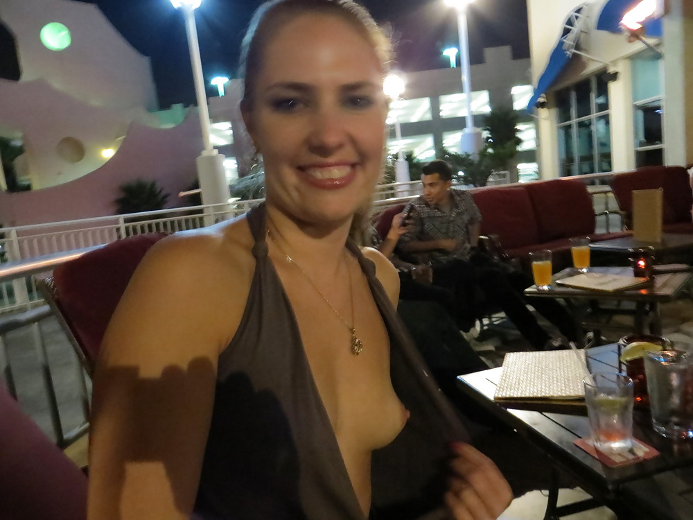 Amateur MILF in Public #19158916