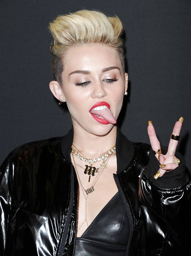 Miley cyrus - giocattolo del cazzo senza talento
 #21801420