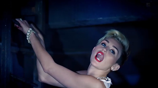 Miley cyrus - giocattolo del cazzo senza talento
 #21801426
