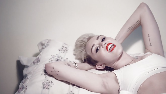 Miley cyrus - giocattolo del cazzo senza talento
 #21801436