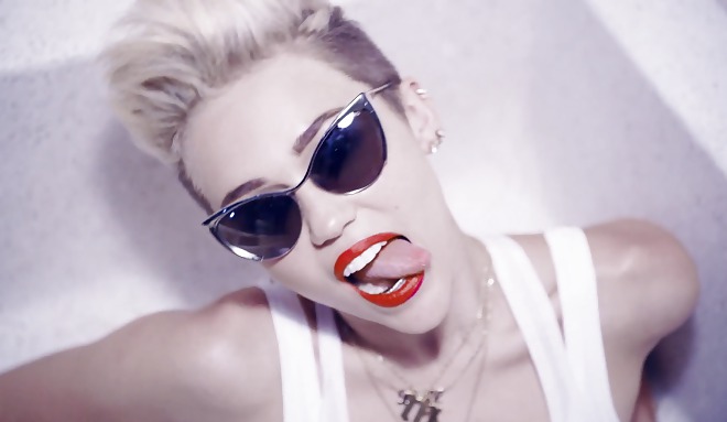 Miley cyrus - giocattolo del cazzo senza talento
 #21801441