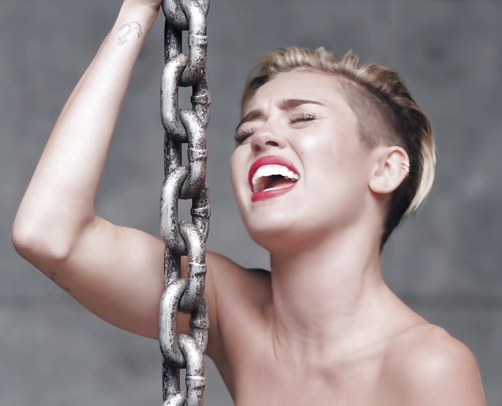 Miley cyrus - giocattolo del cazzo senza talento
 #21801495