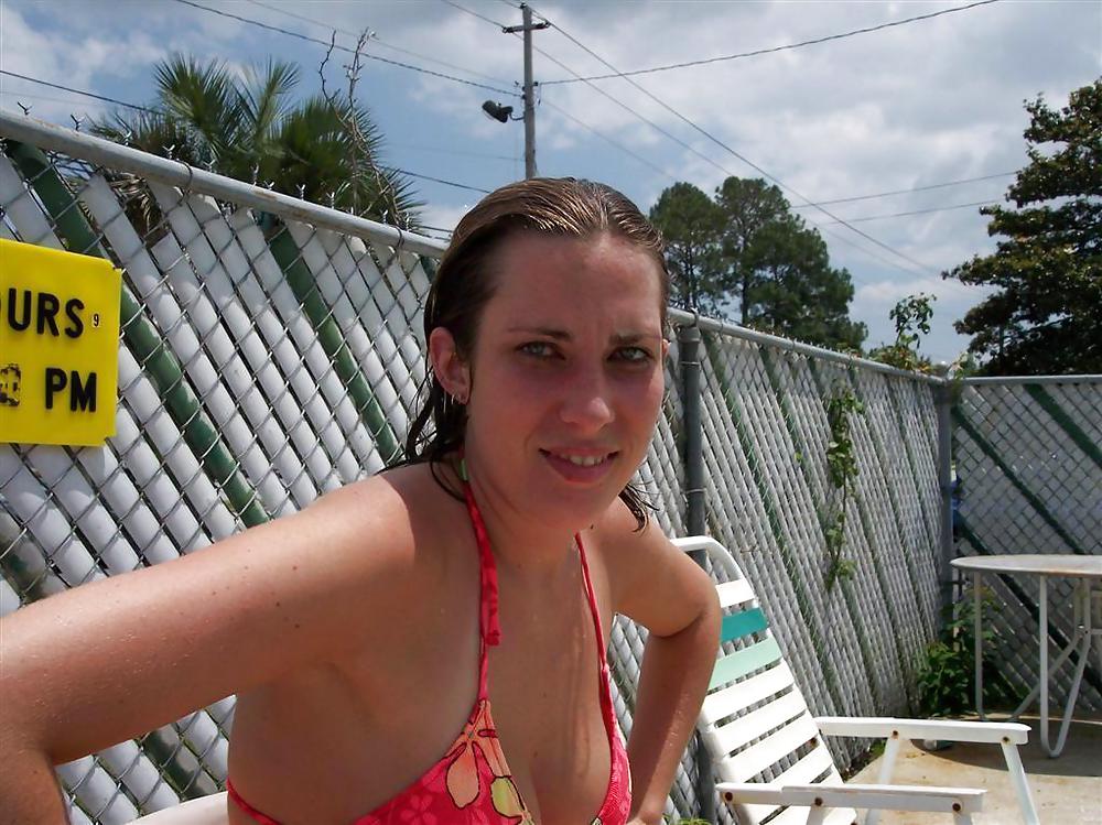Chica tetona cachonda en la piscina
 #9078994