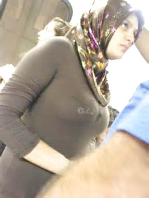 Ragazze musulmane ... il vostro hijab è così stretto!
 #16379085