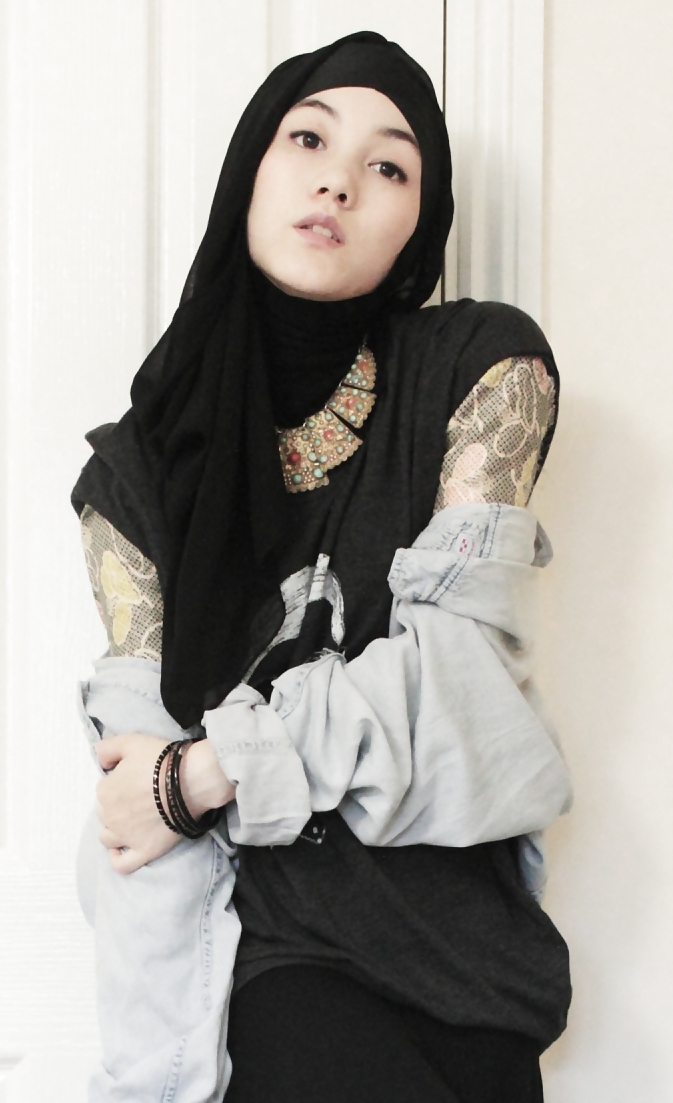 Ragazze musulmane ... il vostro hijab è così stretto!
 #16379105