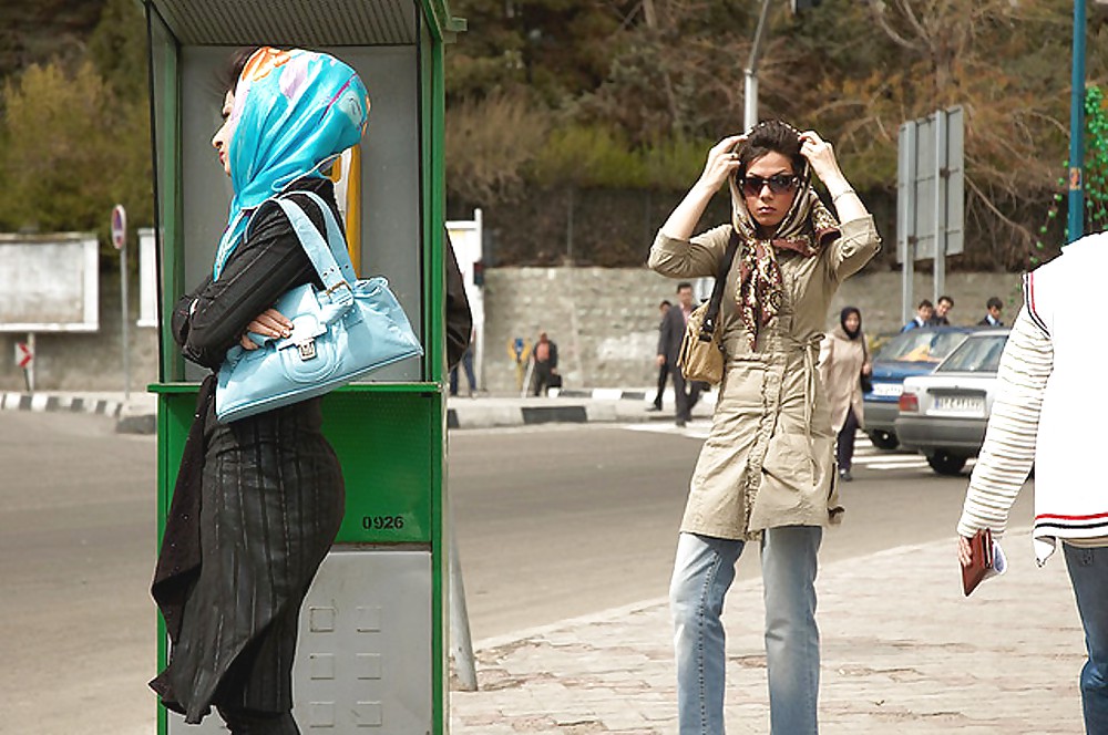 Ragazze musulmane ... il vostro hijab è così stretto!
 #16379133